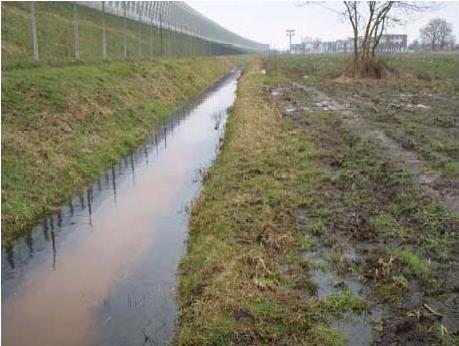 Foto: Problemen met drainage. Foto: Afwateringsput verstopt. 4.1.