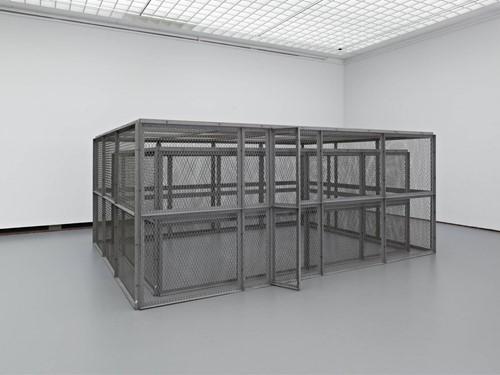 Bruce Nauman, Dubbele stalen kooiconstructie, 1974 Achtergrondinformatie Hoe beleef je een ruimte? Bruce Nauman onderzoekt de relatie tussen ruimte en het lichaam.