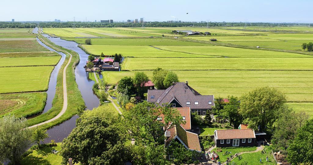 Op fietsafstand ligt het gebied Waterland.