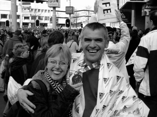 Het Marathon Totaal Pakket. Voor vele doorgewinterde marathonlopers is het vaak moeilijk om hun vrouw en/of kind(eren) als supporter door het hele land mee te laten reizen: Alweer lopen?