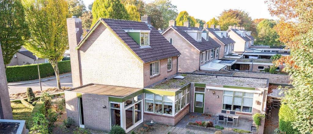 De woonkamer van ruim 52 m² is voorzien