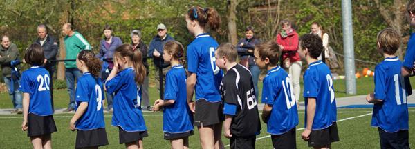 De trainingen gaan terug door op het veld. Behalve de U8, die trainen tot einde van de maand in het Atheneum.