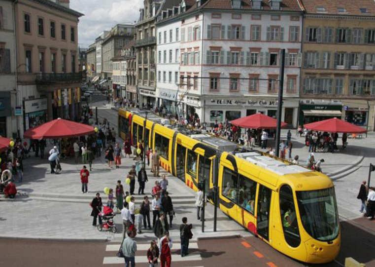 Pagina 13 Tramhalte op autovrij pleintje Sint Jorisstraat-Verlengde Kerkweg Er is een voorkeur om de Ridderkerklijn te laten halteren op de kruising Sint Jorisstraat-Verlengde Kerkweg.