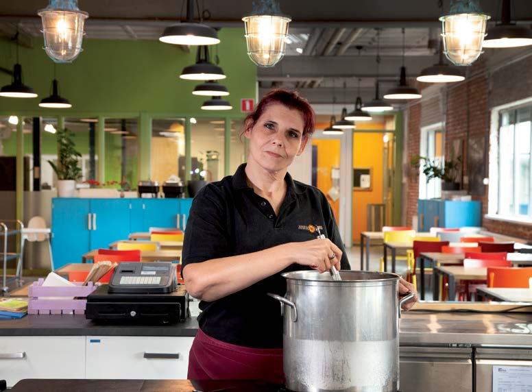 RATATOUILLE lekker gezond eten en nog betaalbaar ook Twee dagen per week zijn mensen met een inkomensverklaring van de gemeente welkom in Sociaal Restaurant Ratatouille.