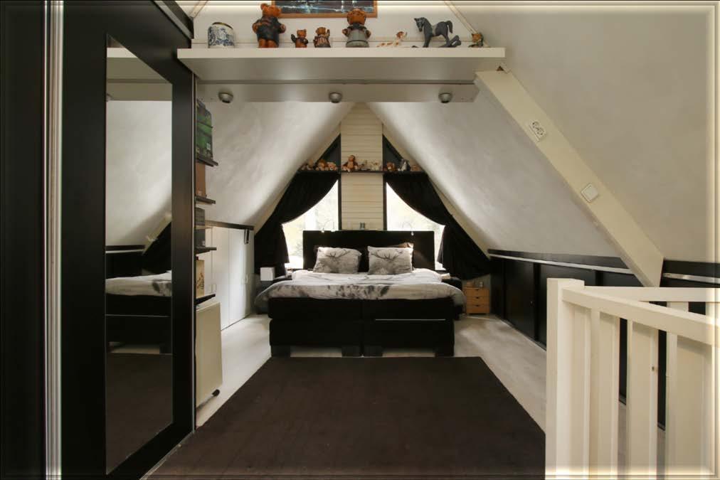 VERDIEPING: De gehele verdieping bestaat uit een grote slaapkamer met aan beide zijden ramen met prachtig uitzicht op het bos.