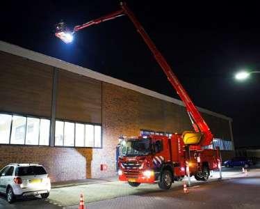 50 dat de sterke brandlucht inderdaad afkomstig is van vuurkorven bij het naastgelegen hotel. De rook is in het ventilatiesysteem van het zwembad getrokken. Er wordt momenteel geventileerd.