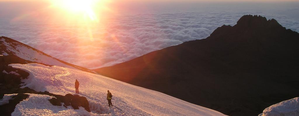 De Kilimanjaro in Tanzania is de hoogste berg van Afrika. De 5895 meter hoge top is nog gedeeltelijk bedekt met gletsjers. De Kilimanjaro is ook een van de `7 summits`, de 7 hoogste bergen ter wereld.