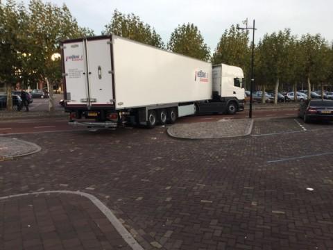 MELDING 7 Gevaarlijke verkeerssituatie straat,, Heesch Uitrit bij