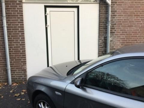 Zo ja, waarom hangt er aan de buitenzijde geen sticker op de deur en kan men aldaar parkeren.