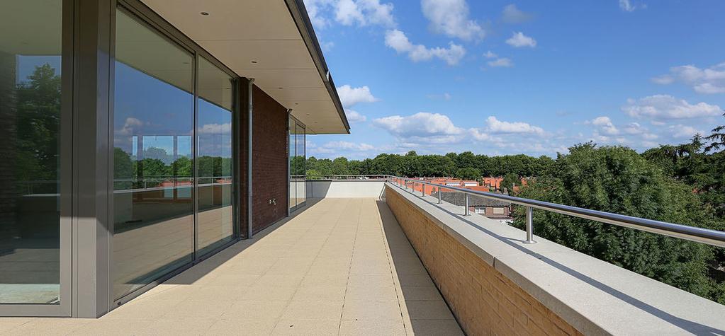 PENTHOUSE OP TOPLOCATIE Luxe Penthouse op toplocatie! Gelegen nabij het centrum van Weert, voorzien van ruim dakterras rondom en een eigen garage in de parkeerkelder voor 4 auto`s.