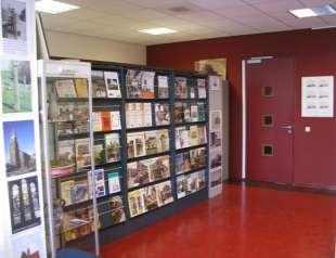 Documentatiecentrum In onze Oudheidkamer (in het Dorpshuis in Vinkeveen) is wekelijks op maandagmiddag een groepje mensen actief om onze in bezit zijnde boeken en tijdschriften te catalogiseren om ze