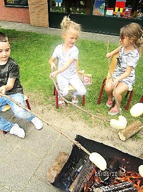 verbinding tussen de school en de ouders. De ouderraad levert o.a. een bijdrage aan het organiseren van verschillende activiteiten en festiviteiten zoals de Kerst- en Sintviering en het Lentefeest.