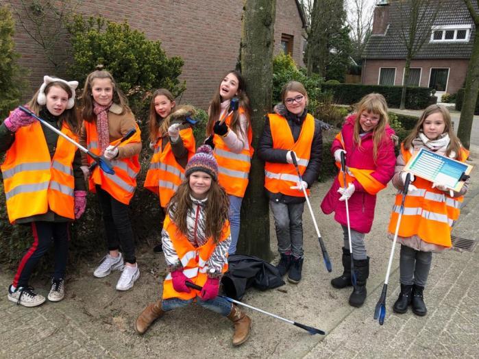 Zwerfafval Zoals u in de Berenbabbels van december heeft kunnen lezen hebben de groepen 5-7 en 6-8 afgelopen dinsdag een gastles gehad over zwerfafval.