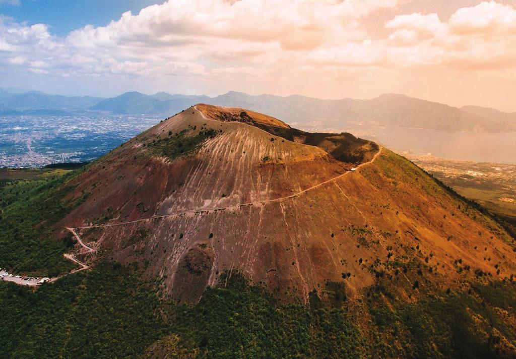 DAG 5 CASTELLAMMARE - POMPEII - VESUVIUS CASTELLAMMARE Na het ontbijt maken we de transfer naar Pompeii, die gekend staat als dé archeologische schat bij uitstek, omdat deze