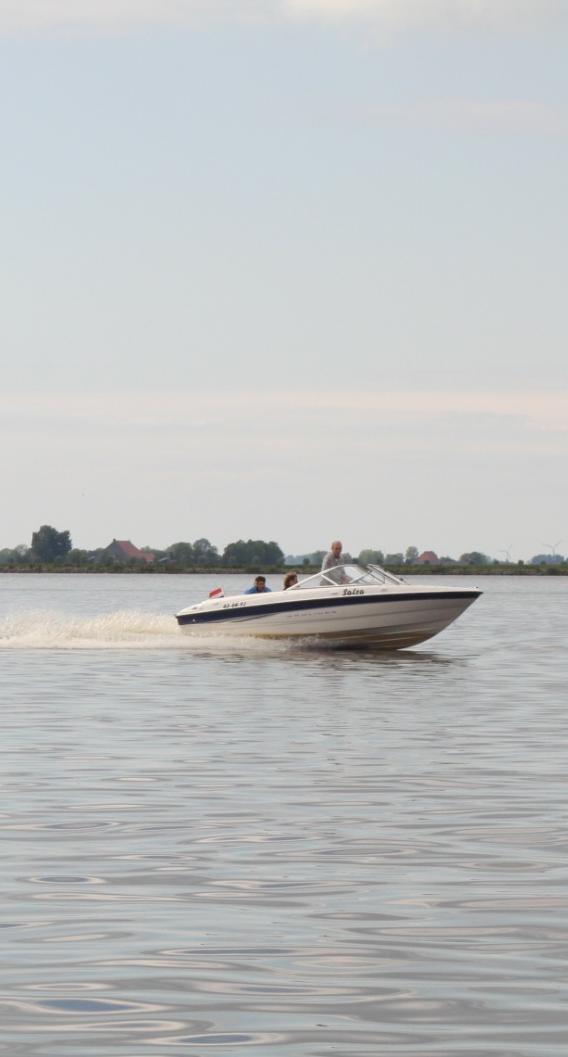 Vaarbewijzen in Nederland: 15 m en / of > 20 km/h Let op: Een volwassene in een klein rubberbootje met bijvoorbeeld 4 pk haalt waarschijnlijk geen 20 kilometer per uur, een kind in datzelfde bootje
