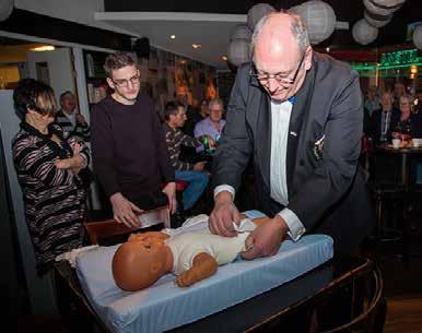 Daarna vind de huldiging plaats Annemarie is al 25 jaar bestuurslid en Anita 10 jaar bestuurslid.