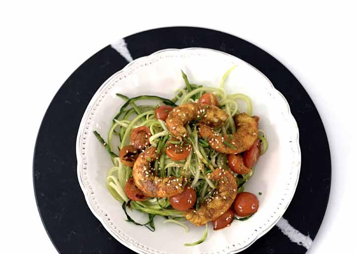 Courgettespaghetti Door Marta Simonet Ingrediënten 1 courgette 100 g jumbogarnalen 2 knoflookteentjes 1 eetlepel kerrie 100 g cherrytomaten Verse bieslook Verse basilicum Sesamzaadjes Olijfolie Zout