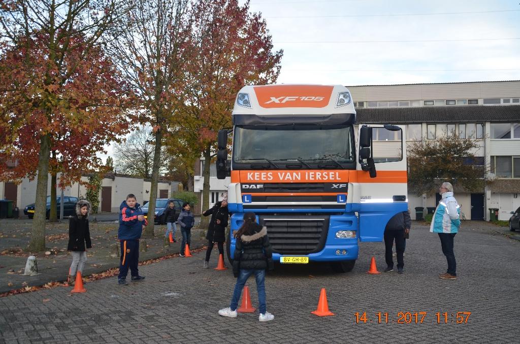 Groep 6/7 b in the picture Verkeer tijdens de taalles? En reken les? Hallo wij zijn: Maha en Romayssa uit groep 6/7b. In plaats van rekenles en taalles zijn we verkeer gaan doen!