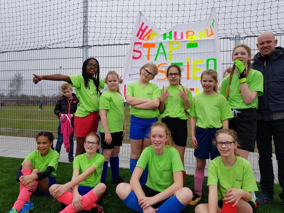Groep 6-7-8 Schoolvoetbaltoernooi Woensdagmiddag 4 april hebben we met 1 meisjesteam van De Stapstien meegedaan aan het schoolvoetbaltoernooi in Balk.