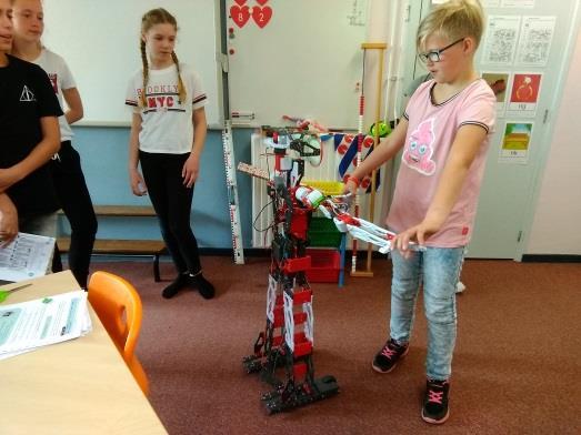 Vervolgens hebben de leerlingen de robot gedemonstreerd in de groepen 1 t/m 7, dit was