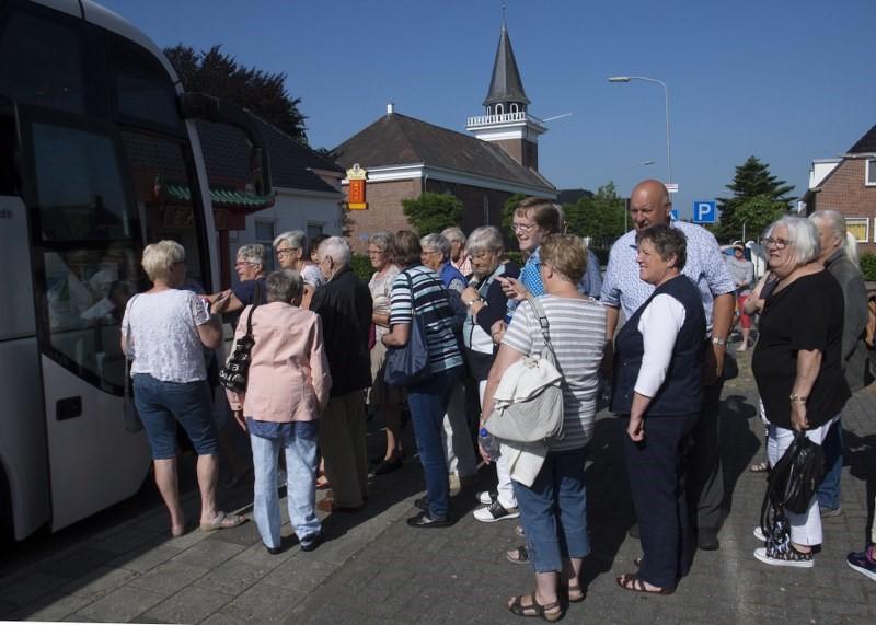 Verslag busreis Pagina 3 Op 6 juni jl. vertrokken 48 enthousiaste dorpsgenoten met de bus voor een dagje uit.