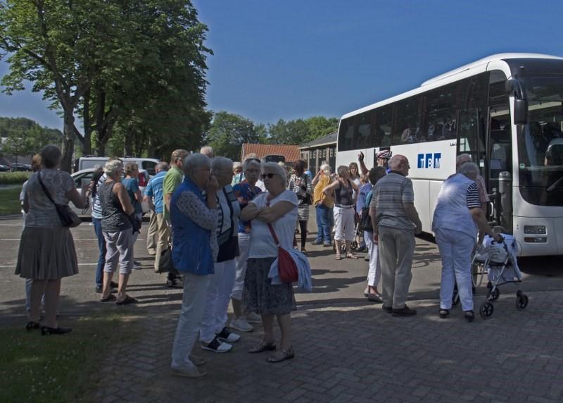 gemeente Delfzijl. Om half 10 vertrok de bus vanaf de Hoofdweg richting Veenhuizen waar de eerste stop was.