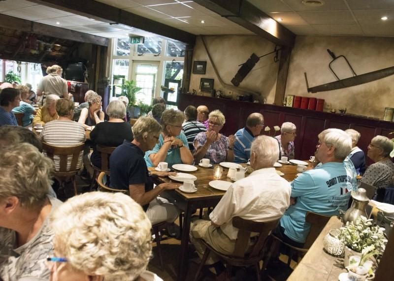 Daar stonden de soep, broodjes en kroketten klaar. Hier kon men gezellig aan tafel bijpraten.