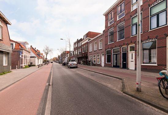Karakteristieke woning grenzend aan vaarwater! Heeft u altijd al willen wonen in een karakteristieke woning grenzend aan het vaarwater en op loopafstand van het historische centrum van Leiden?