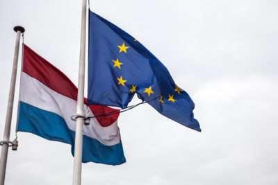 Inleiding (1) Juridisch kader / afbakening: Richtlijnen: 2014/23/EU (concessies) 2014/24/EU (overheidsopdrachten) 2014/25/EU (speciale-sectoropdrachten) Geïmplementeerd in Nederland via herziene