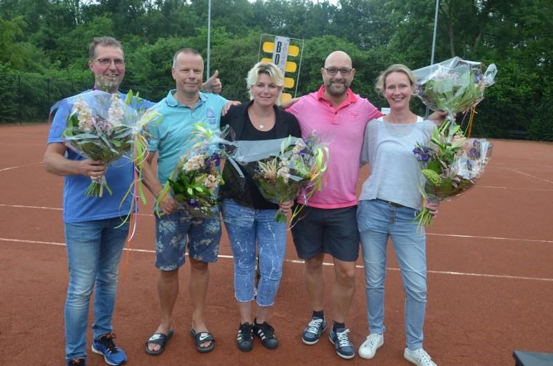 Op de maandag is het Heren Dubbel 50+ team met Jan Dammer, Henk Visscher, Jan Stam, Klaas Venema en Hennie