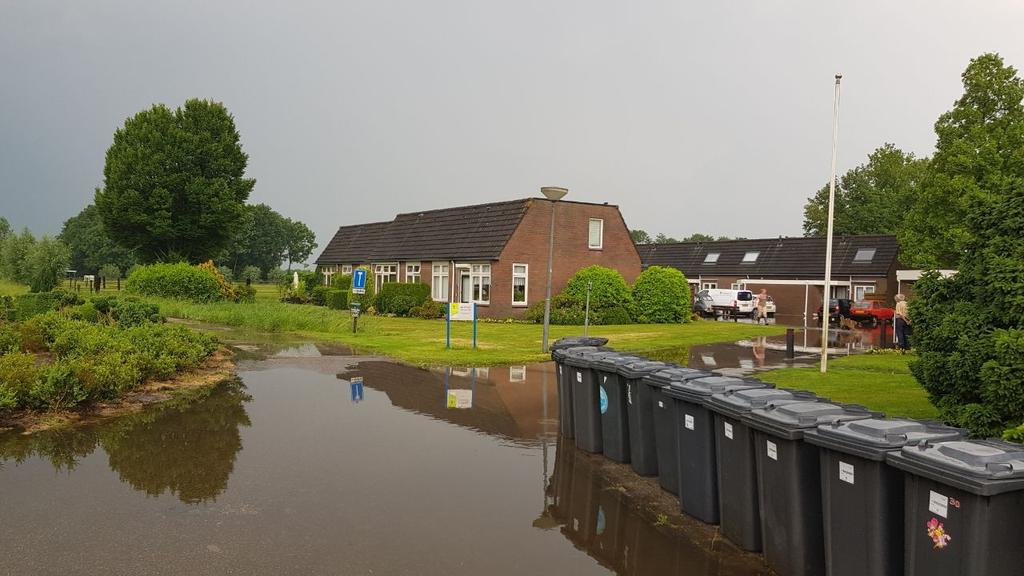 Door de vele regen is er een waterlekkage ontstaan in het gebouw van de Wagenborger voetbalvereniging.