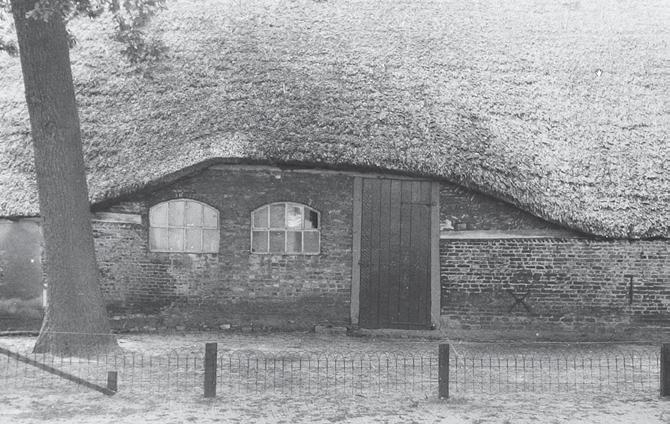 de vorige bewoners voor het huis kopgevel met een extra deur voor oma, de doorgaande weg ligt aan de rechterzijde Na het vertrek van de oude bewoonster die hier is geboren en als boerin heeft