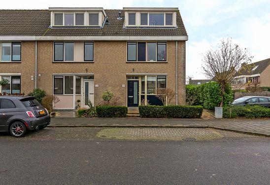 Ruime hoekwoning met zonnige tuin! Zoekt u een heerlijke woning, voorzien van vier ruime slaapkamers en een zonnige tuin op het zuiden?