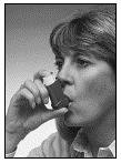 4. Houd de inhalator rechtop, met de duim onderaan, achter het mondstuk. Adem goed uit. 5.