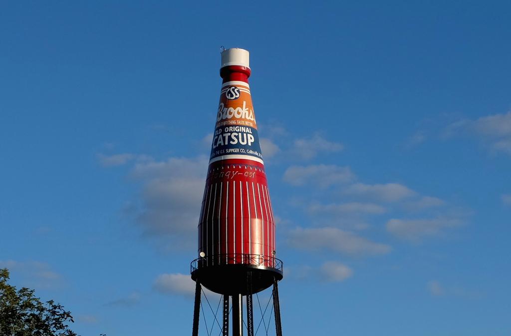 V oordat ik uit Amerika vertrok om weer in Nederland te gaan wonen, wilde ik nog één keer naar s Werelds Grootste Ketchupfles. Deze fles, te zien in het stadje Collinsville, Illinois, stamt uit 1949.