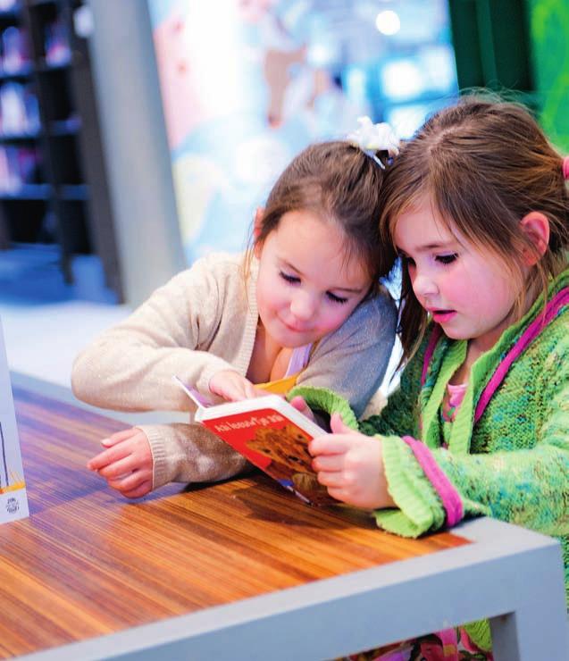Meer (voor)lezen, beter in taal Steeds weer laat onderzoek zien dat kinderen die goed en met plezier lezen daar hun hele leven profijt van hebben.