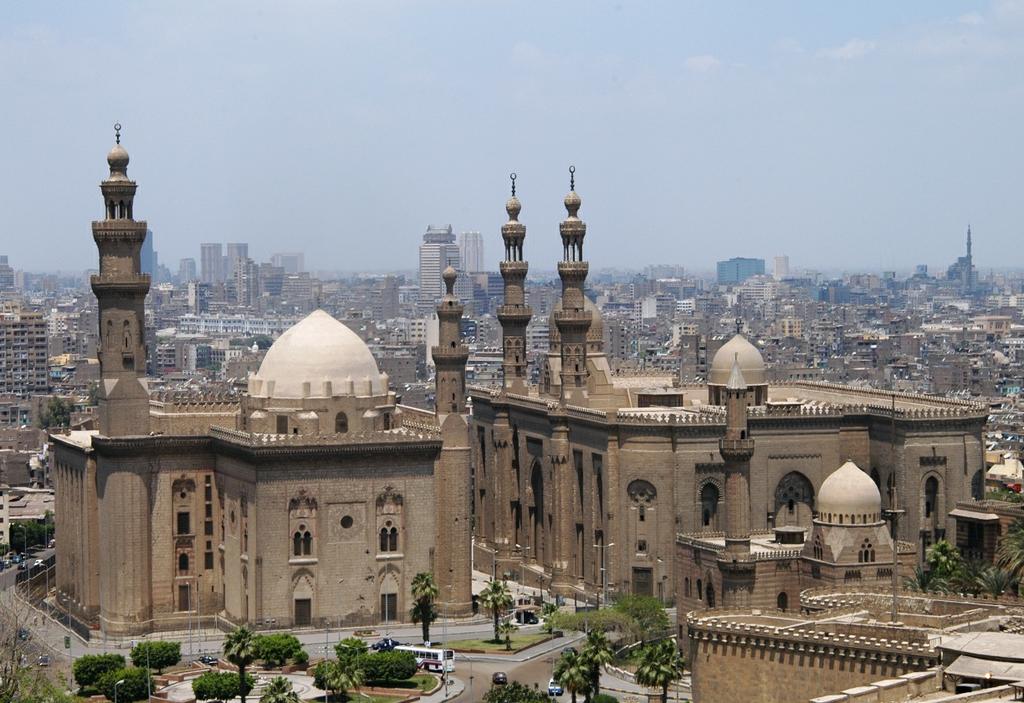 Dag to t dag bes chri jvi ng Caïro Dag 1 Amsterdam - Caïro Dag 2 Caïro Dag 3 Caïro, excursie Memphis, Sakkara en Gizeh - slaaptrein naar Aswan Caïro, door haar bewoners liefkozend de 'moeder van de