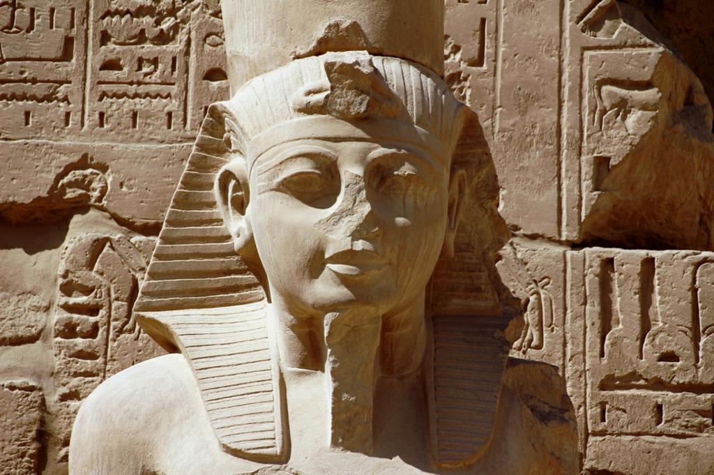 We kruisen de volgende dag de Nijl voor een bezoek aan de tempels op de westoever en de wereldberoemde rotsgraven in de vallei der Koningen.