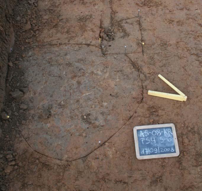 3.3. Archeologische gegevens Er werden zeer weinig sporen aangetroffen in de sleuven, de eerste sleuf bevatte slechts één, natuurlijk, spoor. De tweede sleuf bevatte twee sporen.
