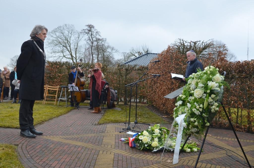 Herdenking bij het Joodsmonument in Wagenborgen Op vrijdag 9 maart 2017 is de jaarlijkse herdenking bij het Joods monument op het voormalig terrein van Psychiatrisch Ziekenhuis Groot-Bronswijk in