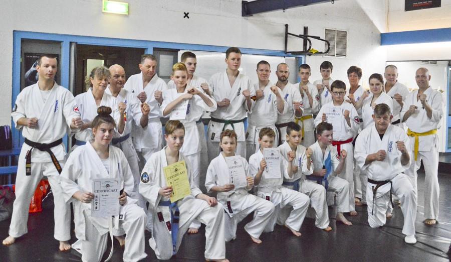 Karateka's geslaagd voor examen Pagina 9 Zondag 11 maart hebben de leden van Karateschool Sandokai Muntendam en Kita Oranda Wagenborgen bij fitnesscentrum Perfomance in Wagenborgen met succes hun