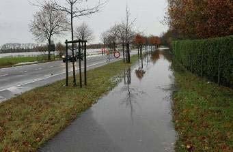 Figuur 6: wateroverlast medio november 2010 t.h.v. de Randweg te Meulebeke De Devebeek heeft er een afwateringsgebied van 3000 ha vanuit Pittem en van 100 ha komende van de Bonebeek.