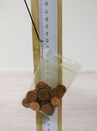 Het doorbuigen van de hengel bereik je door aan het topoog een zakje te Figuur 7 Y hangen waarin je gewichtjes stopt. Hiervoor kun je bijvoorbeeld muntjes van 1, 2 en 5 eurocent gebruiken.
