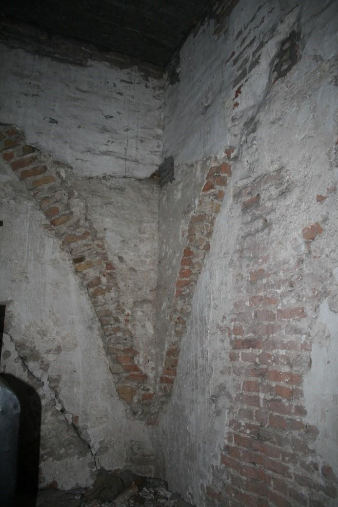 afb. 5 gewelfaanzetten in het v.m. torenportaal omlijstingen in de vorm van blindnissen aangebracht zijn. Hogerop zijn op de hoeken hoekkettingen van kalksteen aangebracht.