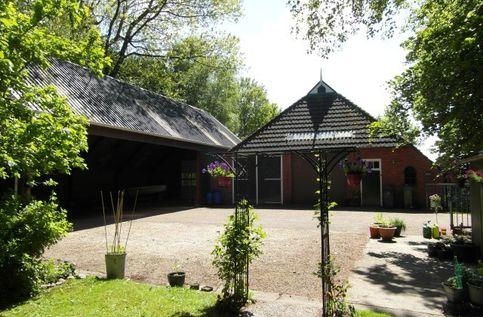 de boekenkast, via de hal toegang tot ruime woonkeuken 17m² met keuken in hoekopstelling en