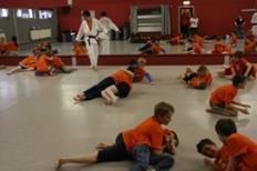 De dag werd geopend door wethouder Funs Pluymaekers waarna alle kinderen, gekleed in een oranje t-shirt, samen met de leerkrachten het lied: Bewegen is gezond uitvoerden.