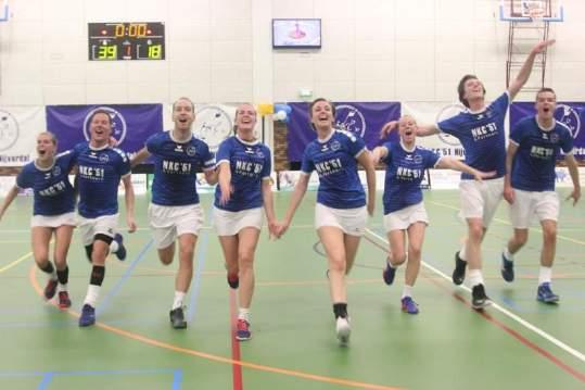 Het resultaat mocht er zijn: de sporthal was prachtig versierd, de jeugdteams waren druk geweest met het instuderen van een yell, de Bamzaaiers hebben alles uit de kast gehaald om er een spektakel