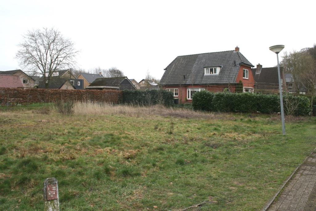 Aan de rand van Heerde, op loopafstand van de Veluwe, doet zich een unieke mogelijkheid voor. Hier is namelijk een BOUWKAVEL beschikbaar waarop uw vrijstaande woning gebouwd mag worden.