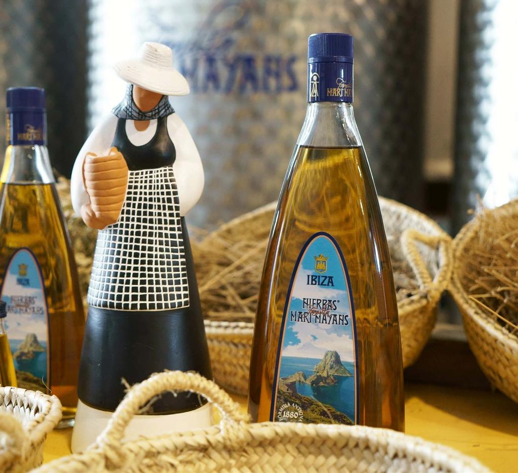 FLESSEN MET EEN IBIZIAANSE VORM Om het merk een nieuw imago te geven, maar altijd met behoud van de Ibiziaanse essentie van 100% op Ibiza geproduceerde producten, heeft Familia Marí Mayans een eigen