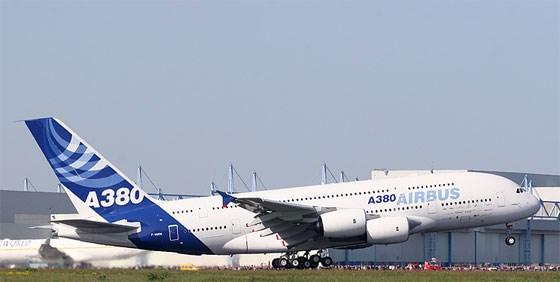 De Airbus A380 maakte haar eerste testvlucht op 27 april 2005 vanuit de plaats Toulouse in Frankrijk. De vlucht duurde 3 uur en 54 minuten met een bemanning van 6 personen.